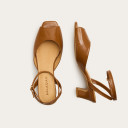 Sara Sandals, glossy caramel